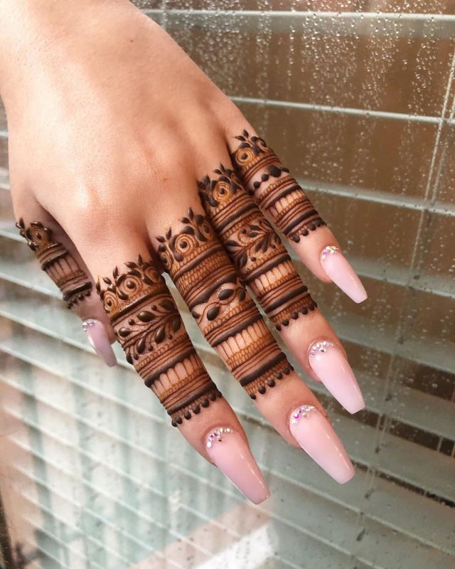 Checkered Fingers Mehendi Design