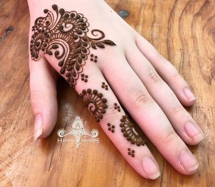 Cornered Simple Mehndi Design