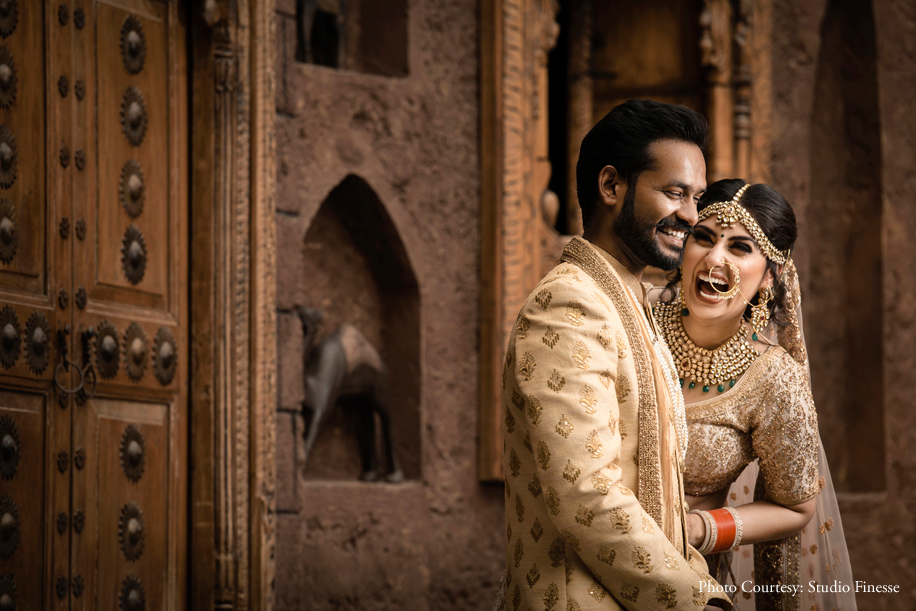10 Must-have Romantic Wedding Photos for Indian Couples!