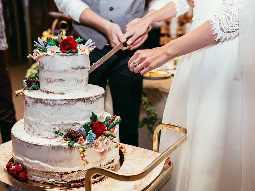 14 Questions to Ask Your Wedding Cake Baker!