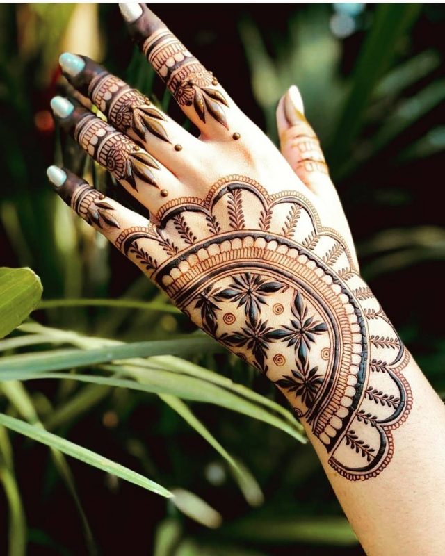 Sharp And Edgy Arabic Mehendi Design