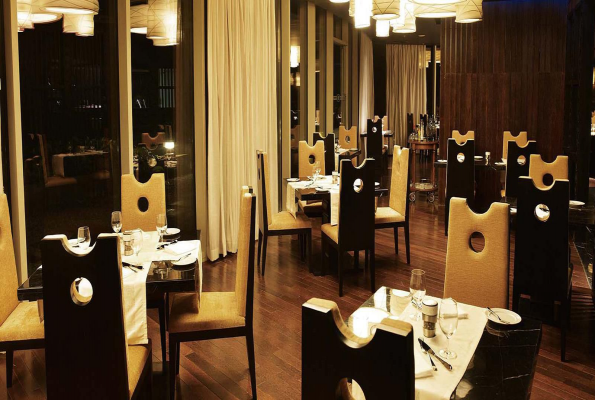 Aroma Lounge & Deli at Crowne Plaza Kochi