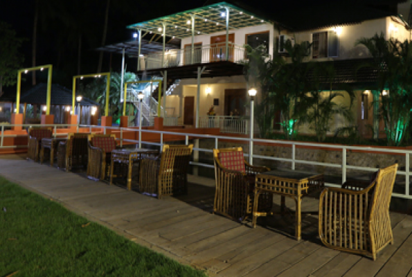 Water Side Dining at The Southern Mermaid Resort