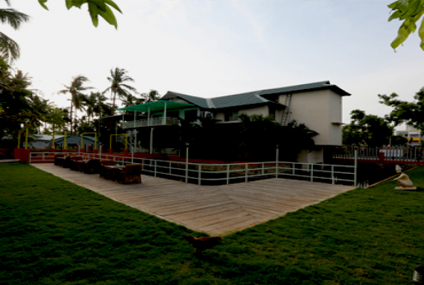 Water Side Dining at The Southern Mermaid Resort