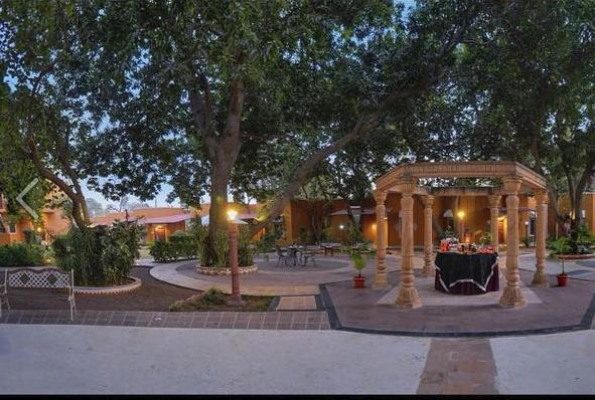Courtyard Dinning at Funworld Resort