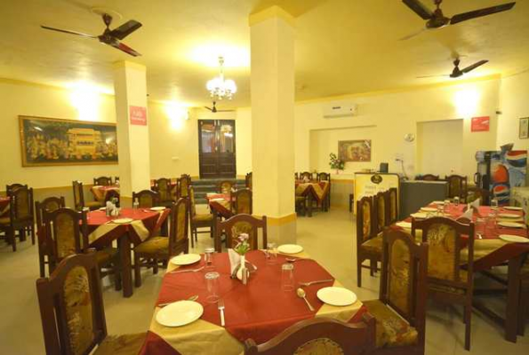 Toran Restaurant at Hotel Rajputana Palace