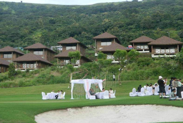 Chalet Lawn at Oxford Golf Resort