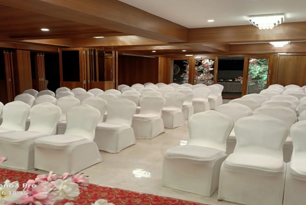 Indoor Dining Area at Quality Inn Mint