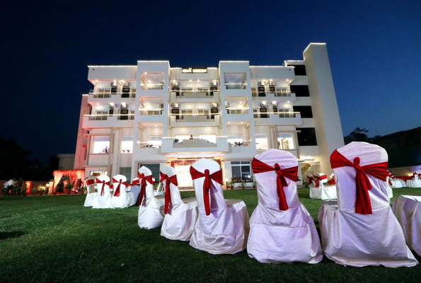 Lawn at Hotel Genx Crescent