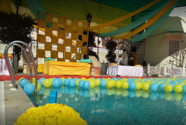 Pool Lawn at Hotel Sugan Niwas Palace
