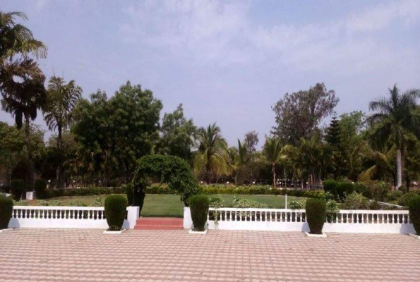 Lawn at Ali Royal Farm House