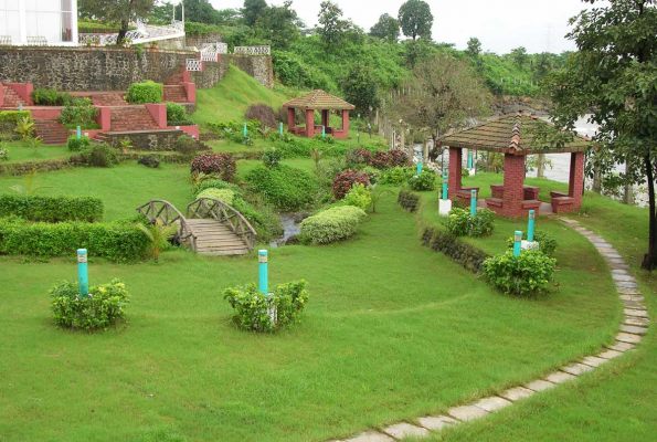 Lawn at Rivergate Resort