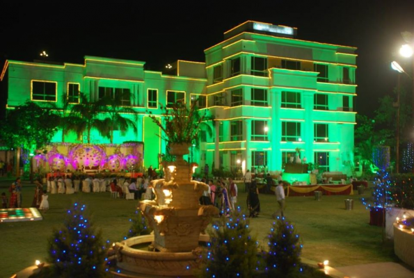 Lawn at Hotel Sanskar Upvan