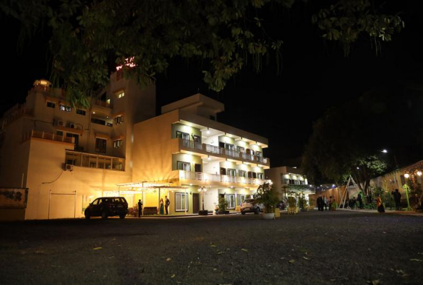 Lawn at Elegant Greens Hotel