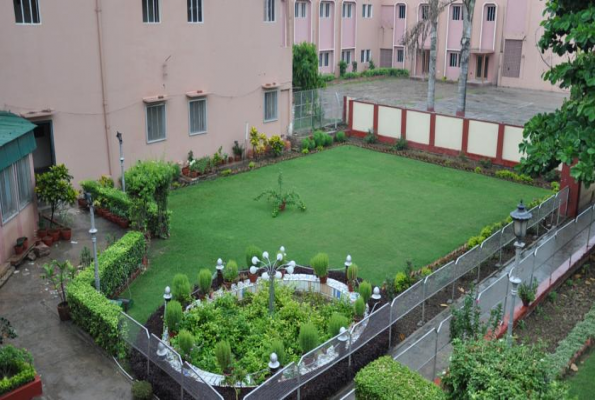 Lawn at Pallavi International Hotel