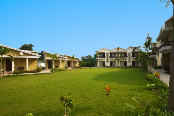 Lawn at De Floresta Resort