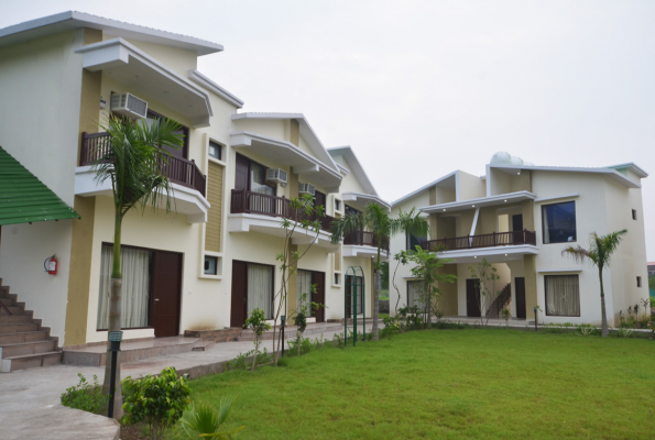 Lawn at De Floresta Resort