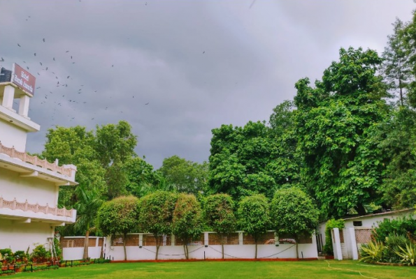 Front Lawn And Back Lawn at Hotel Harsh Ananda