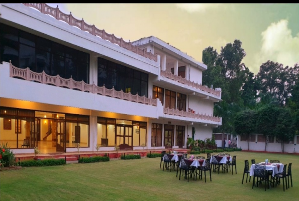 Front Lawn And Back Lawn at Hotel Harsh Ananda