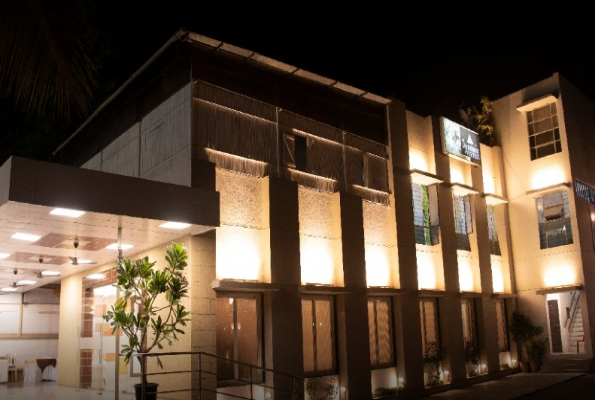 Digambar Hall And Lawns