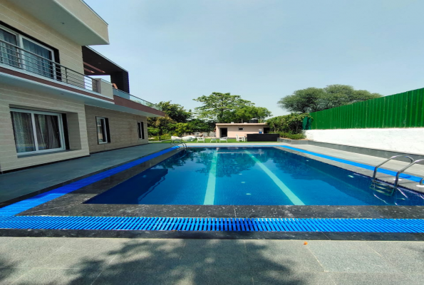 Poolside at Royal Oak Farms