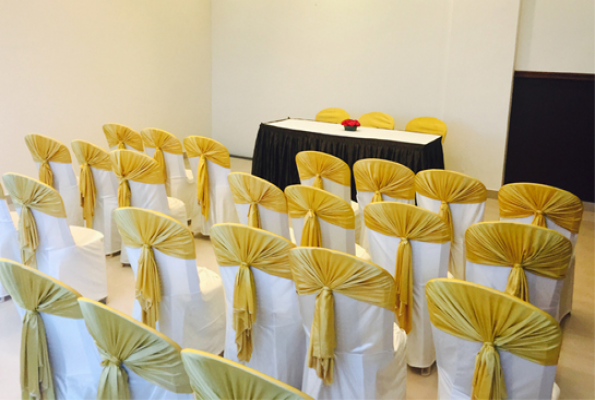 The Oval desk at Hotel Imperial Regency