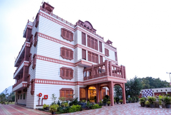 Lawn at Hotel Chauhan Sheraton Resort