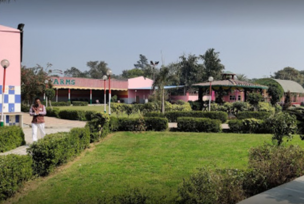  M K Farmhouse