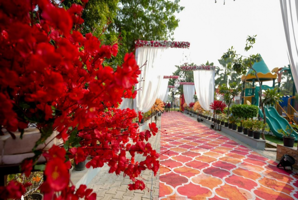 Lawn And Dining Hall at Anantara Farms