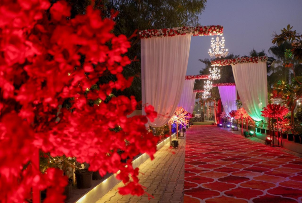 Lawn And Dining Hall at Anantara Farms