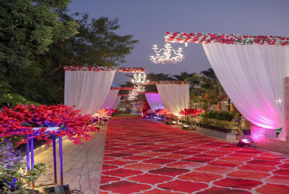 Lawn And Dining Hall at Anantara Farms