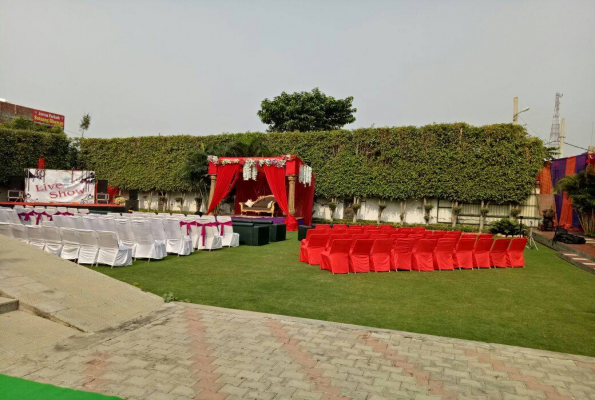 Lawn at Red Oak Banquets & Resorts