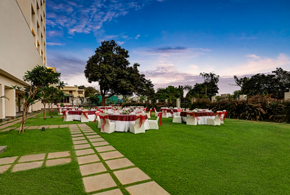 Tangerine Grand And Garden at Lemon Tree Premier