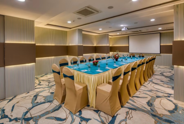 Board Room at Le Foliage By Tgi