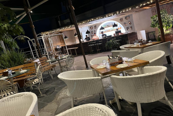 Chaurahe Ke Paar Cafe & Lounge