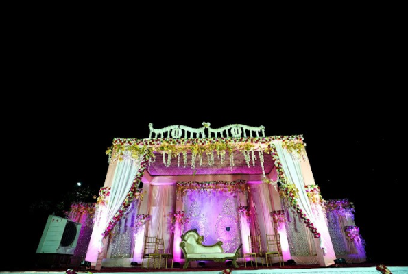 Uplakshy The Banquet And Lawn