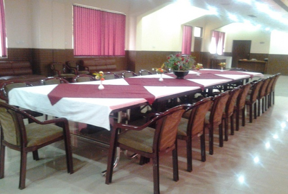 Mini Boardroom at Hotel Maiden Residency