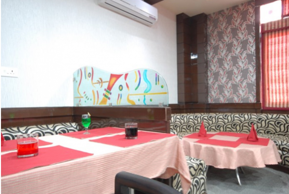 Veggi Delight Restaurant at Hotel Palak Paradise