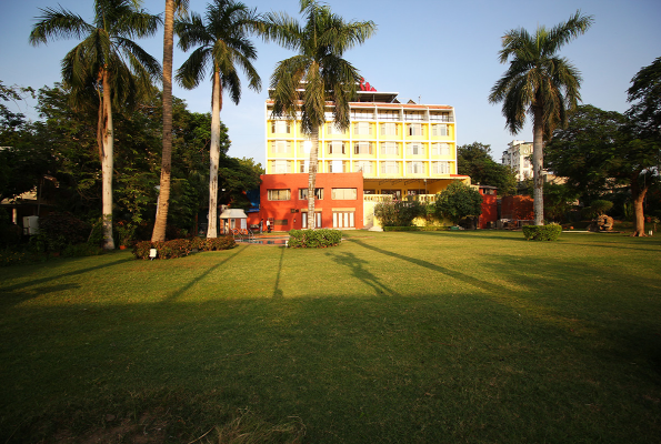 Rangoli Lawn at Cama Hotel