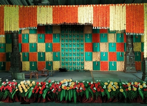 Elegant Checkered Floral Manta