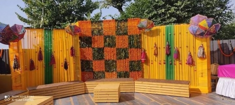 Extrusive flower decoration