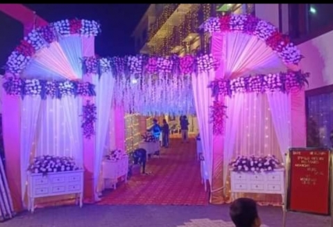 Extrusive flower decoration