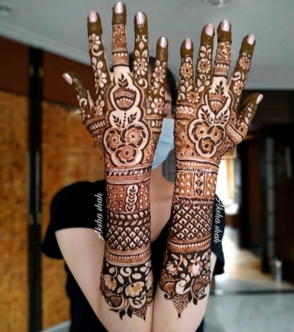 Aksha Shah Mehendi Designer