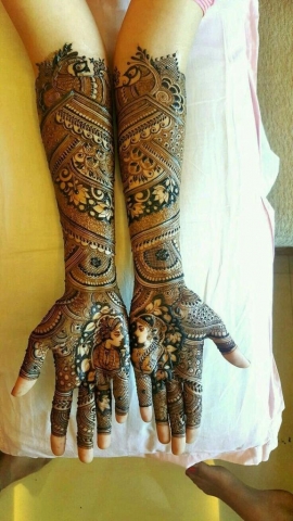 Javeriya Ayesha Mehndi Artist