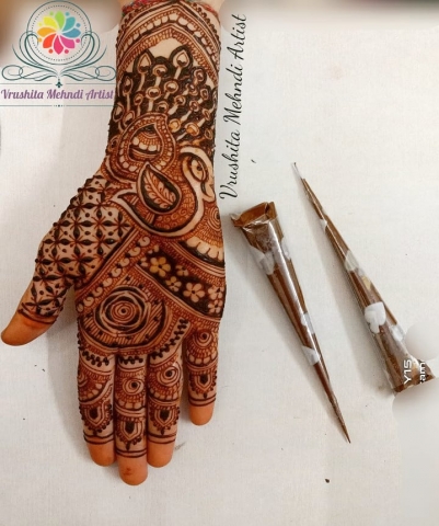 Vrushita Mehndi Artist
